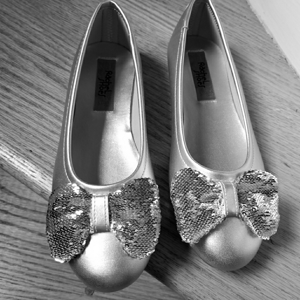 Girl size 4 glittery bow dress shoes